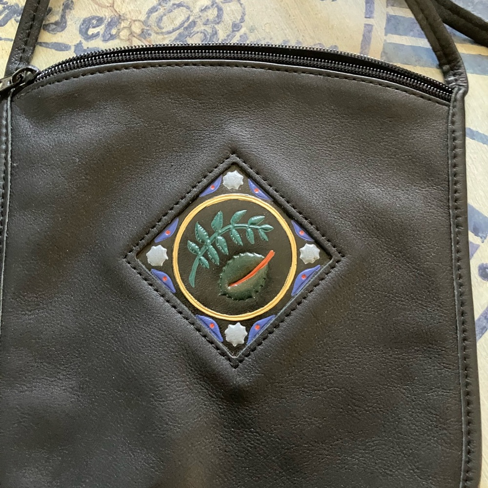 Elegant Black Crossbody Bag with Embroidered Detail - Picture 2 of 4